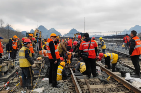 春節(jié)前鐵路工人用手動(dòng)絞盤更換道岔確保線路順利開(kāi)通