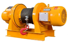 建筑工地塔吊上安裝使用卷揚(yáng)機(jī)