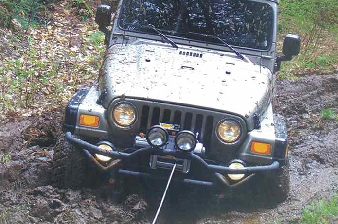 車載絞盤助力越野車脫困